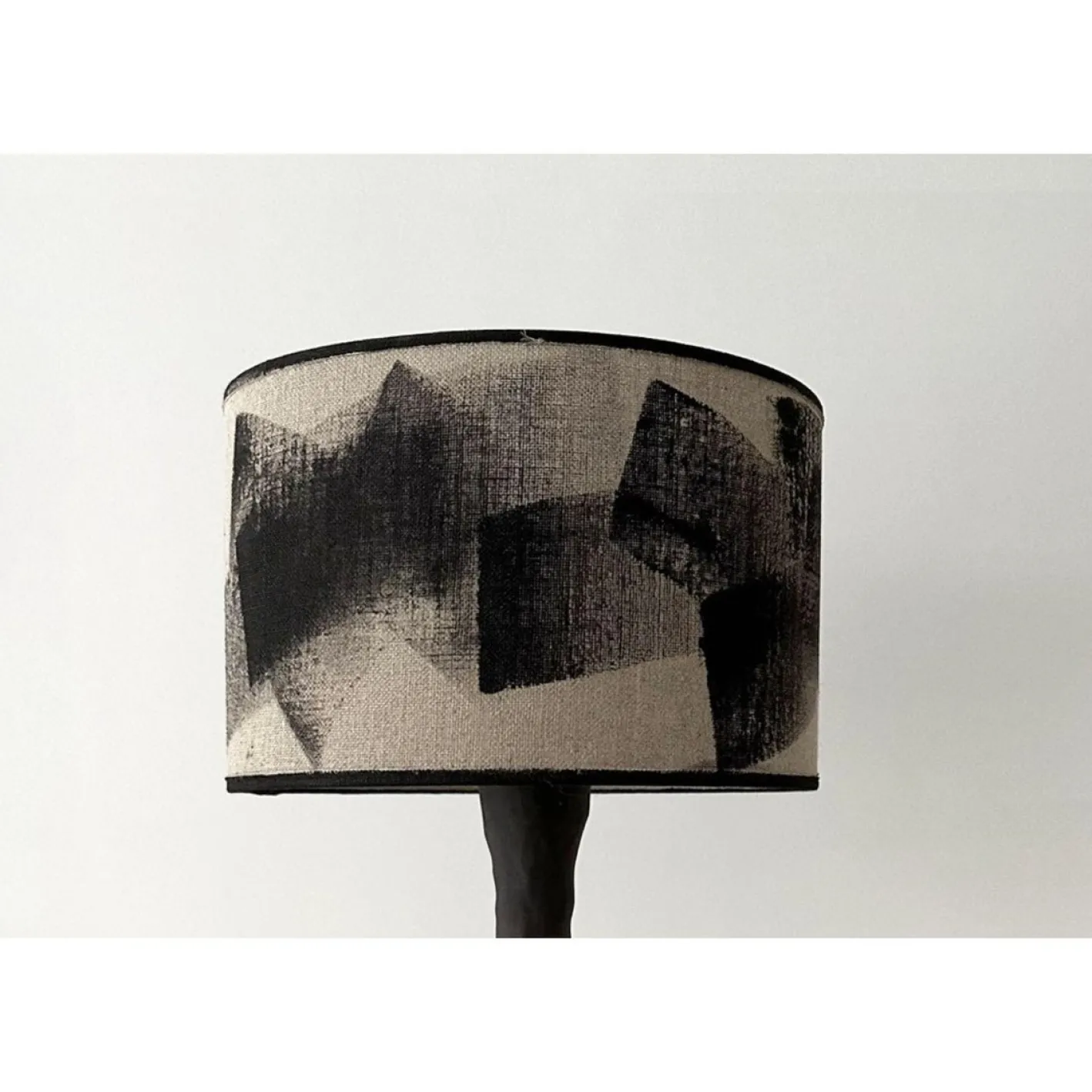 Abstrakte Tischlampe aus Holz von Atelier Monochrome