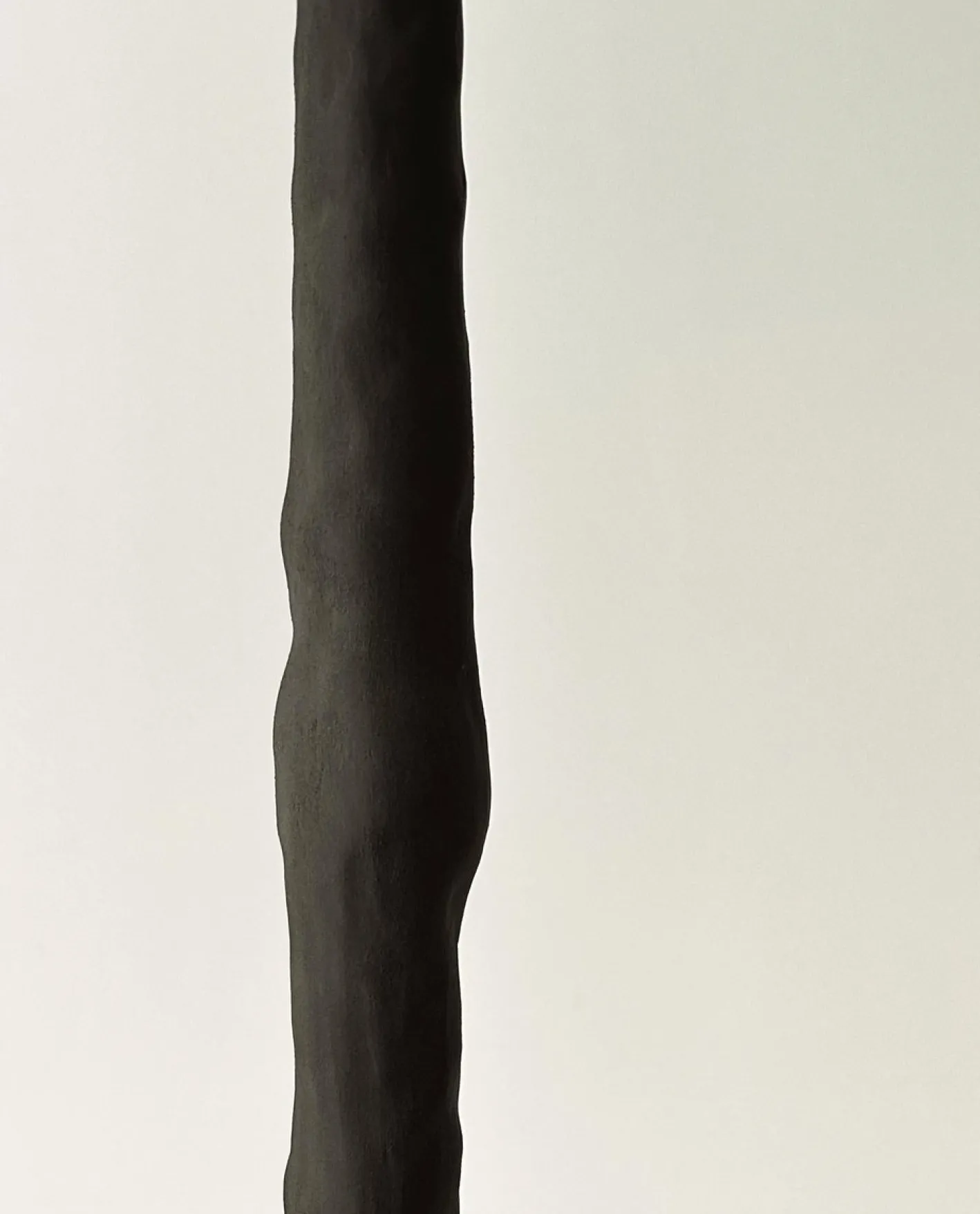 Abstrakte Tischlampe aus Holz von Atelier Monochrome
