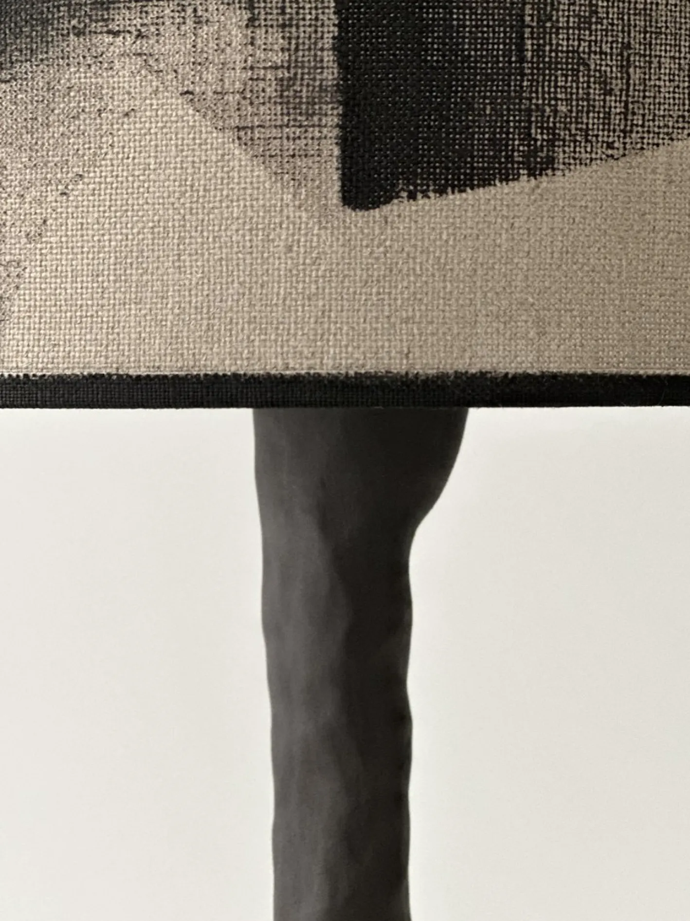 Abstrakte Tischlampe aus Holz von Atelier Monochrome