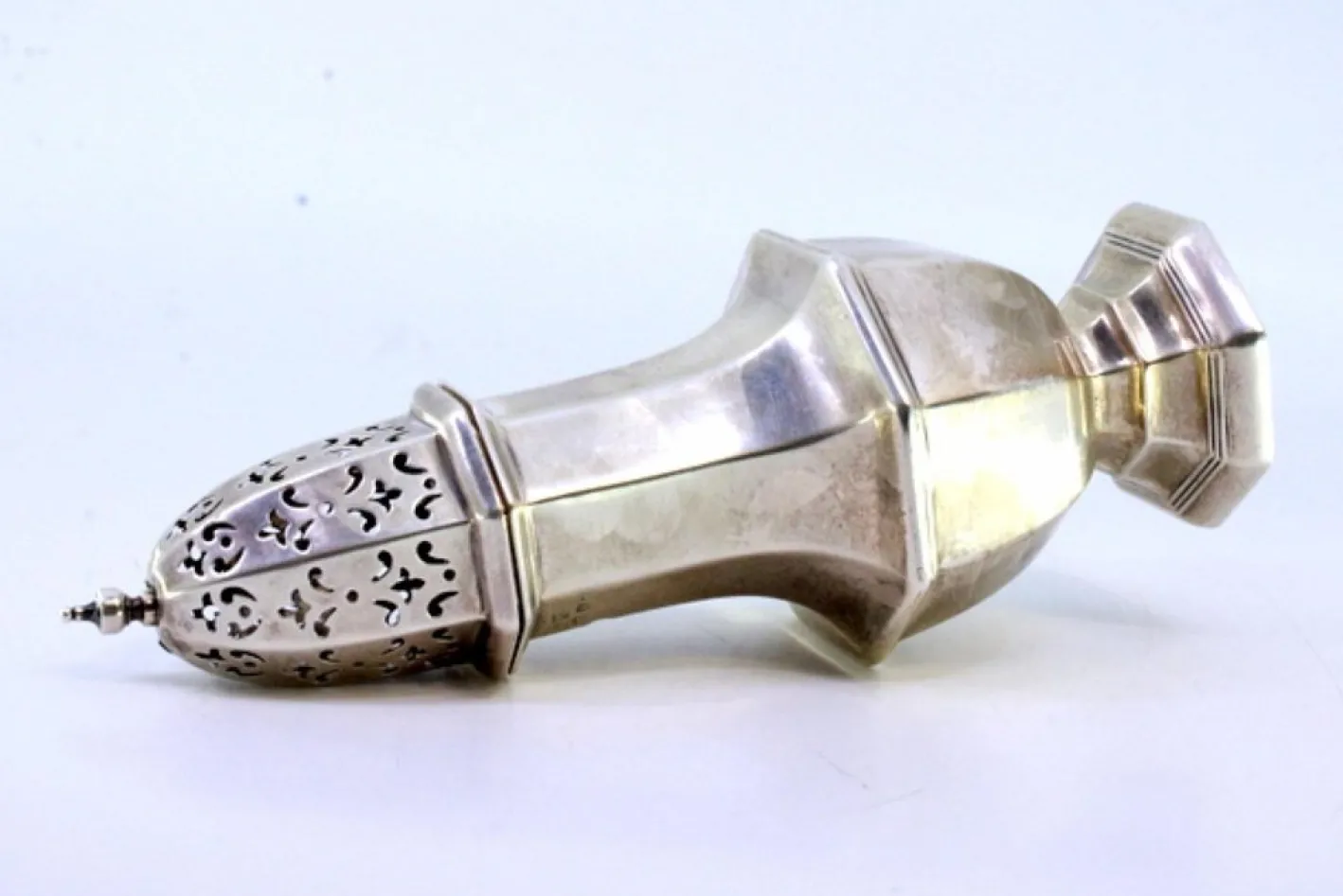 Achteckiger silberner Sprinkler mit Knopfdeckel und Bodenrillen