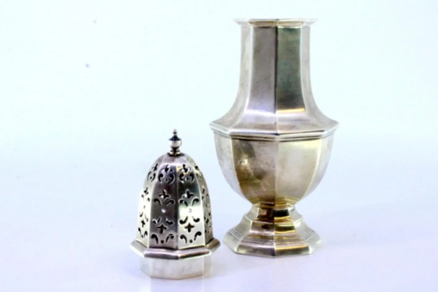 Achteckiger silberner Sprinkler mit Knopfdeckel und Bodenrillen