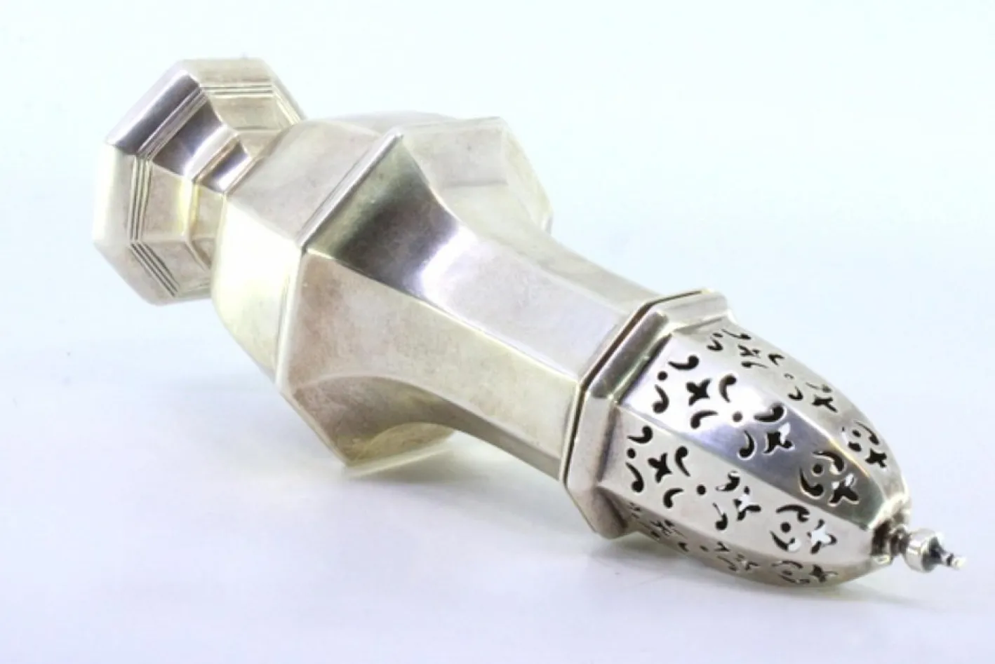 Achteckiger silberner Sprinkler mit Knopfdeckel und Bodenrillen
