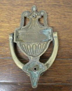 Adams Türklopfer aus Messing mit Urne, 19. Jh., 1880er