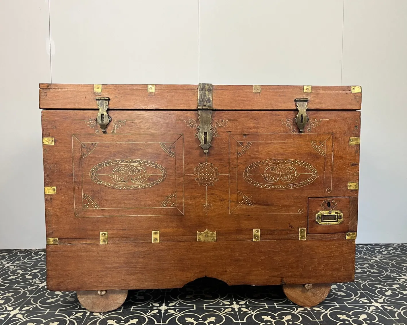 Antike anglo-indische Heirats-Mitgift-Truhe auf Rädern, 1900er