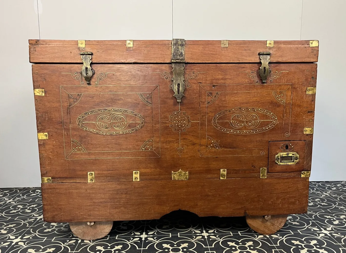 Antike anglo-indische Heirats-Mitgift-Truhe auf Rädern, 1900er