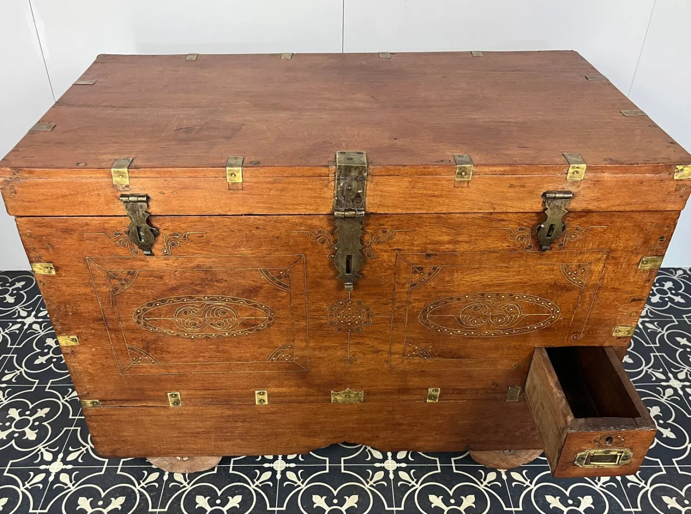Antike anglo-indische Heirats-Mitgift-Truhe auf Rädern, 1900er