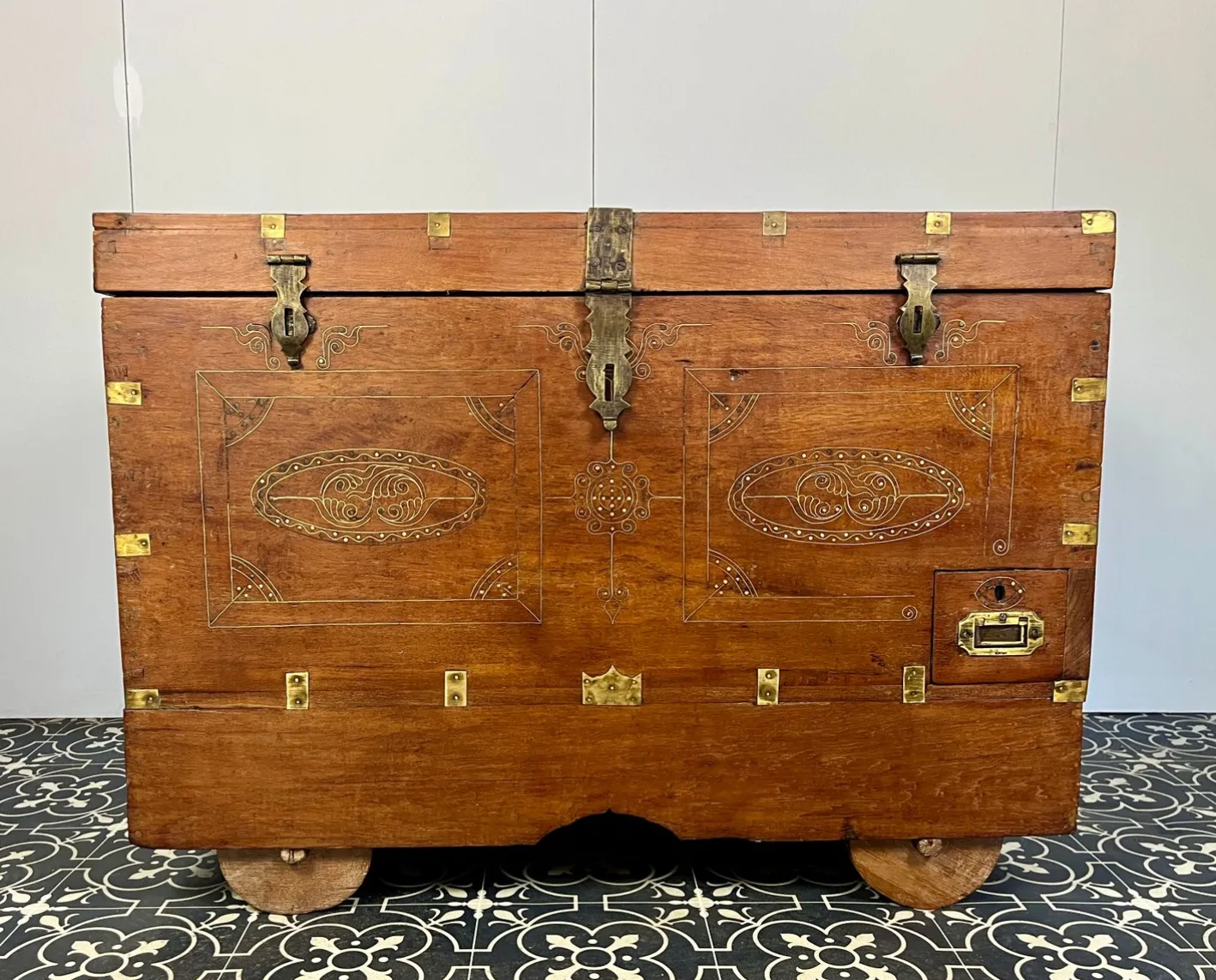 Antike anglo-indische Heirats-Mitgift-Truhe auf Rädern, 1900er