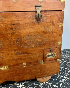 Antike anglo-indische Heirats-Mitgift-Truhe auf Rädern, 1900er