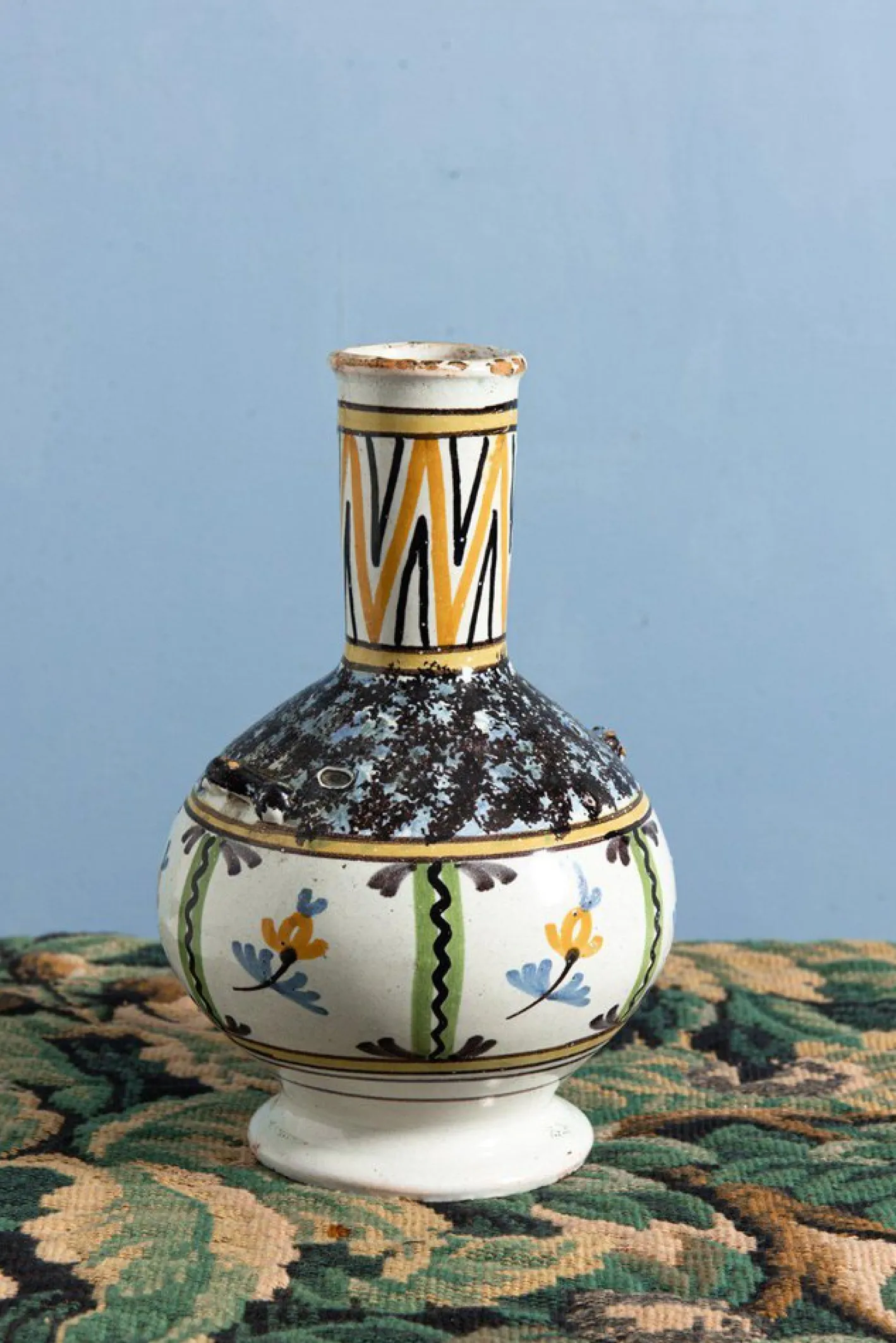 Antike Flasche mit Blumenmuster in Gelb & Schwarz, 1700er
