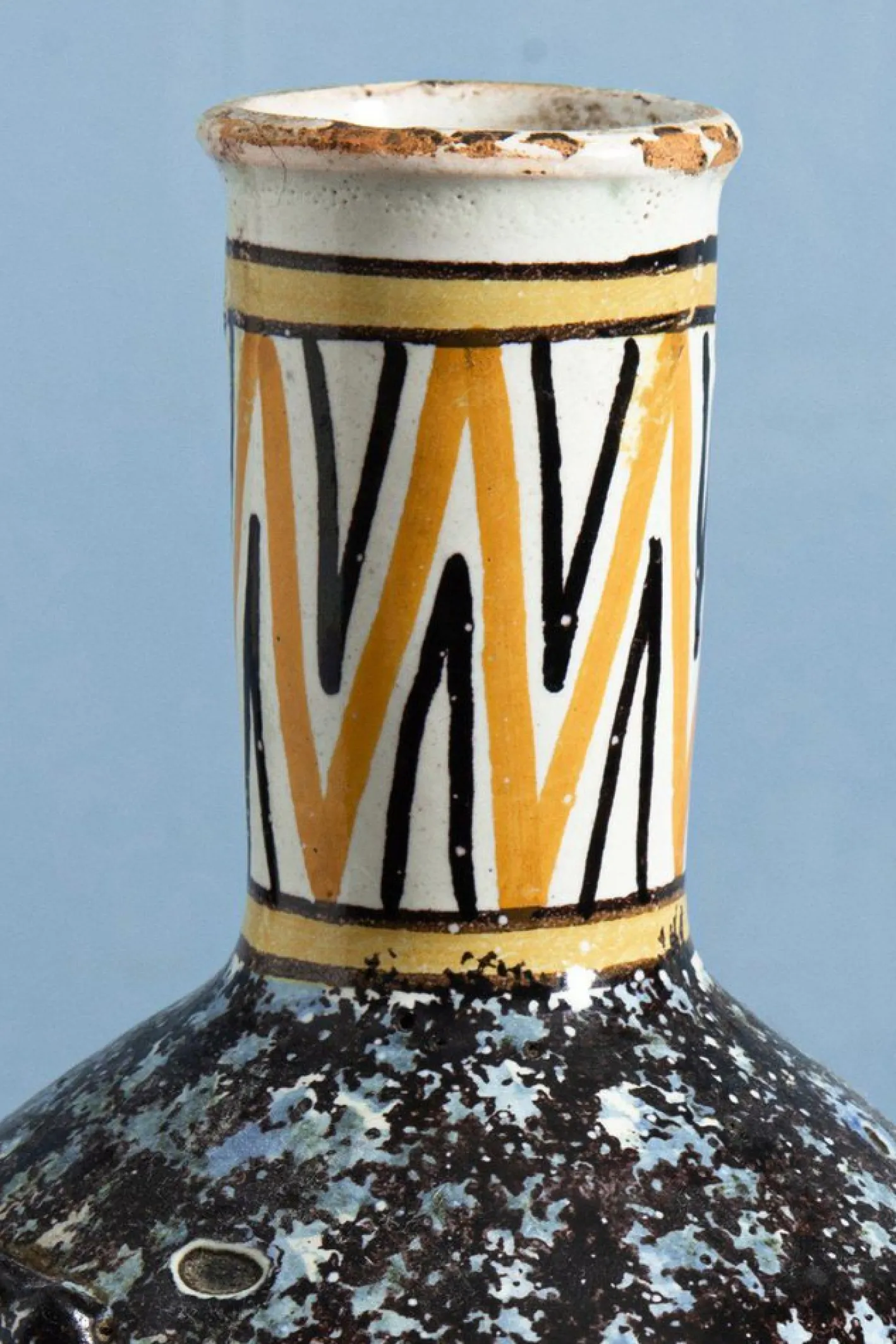 Antike Flasche mit Blumenmuster in Gelb & Schwarz, 1700er