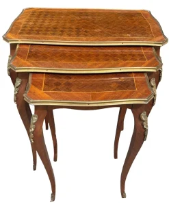 Antike französische Louis XV Satztische mit Parkettplatten, 1920er, 3er Set