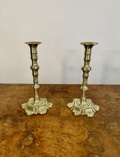 Antike George III Kerzenständer aus Messing, 1760, 2er Set