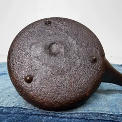 Antike japanische traditionelle Tetsubin Teekanne, 1860er