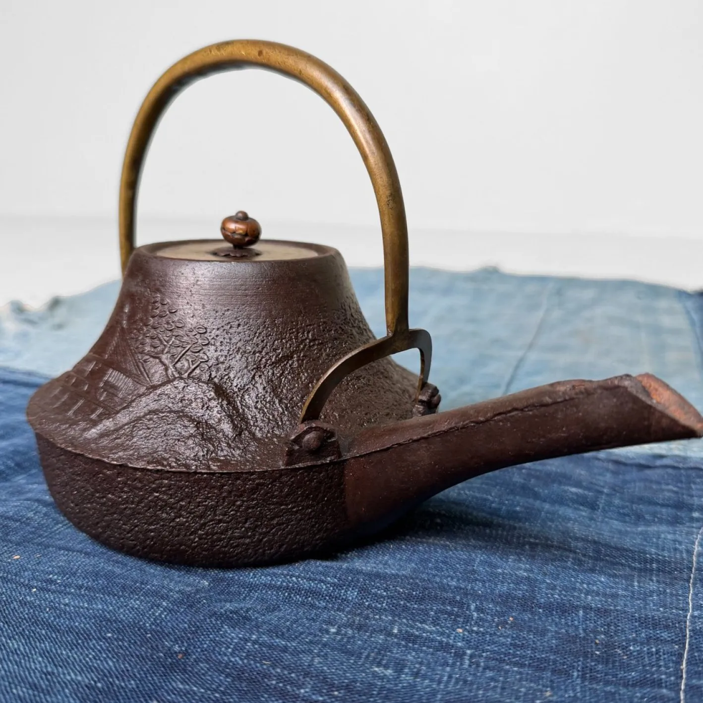 Antike japanische traditionelle Tetsubin Teekanne, 1860er