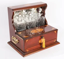 Antike Karaffe Tantalus und Spiele aus Satinholz mit drei Schliffen, 1890er, 6 . Set