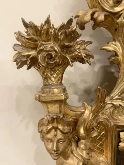 Antiker Barock Spiegel aus vergoldetem Holz & geschnitztem Kamin, 1725