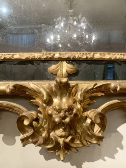Antiker Barock Spiegel aus vergoldetem Holz & geschnitztem Kamin, 1725