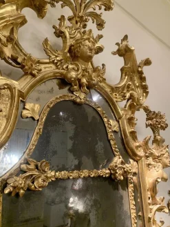 Antiker Barock Spiegel aus vergoldetem Holz & geschnitztem Kamin, 1725