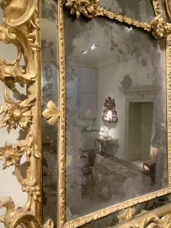Antiker Barock Spiegel aus vergoldetem Holz & geschnitztem Kamin, 1725