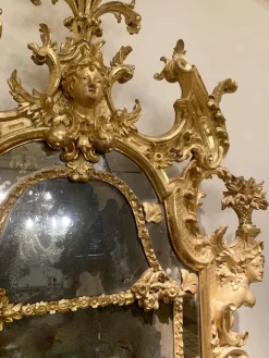 Antiker Barock Spiegel aus vergoldetem Holz & geschnitztem Kamin, 1725