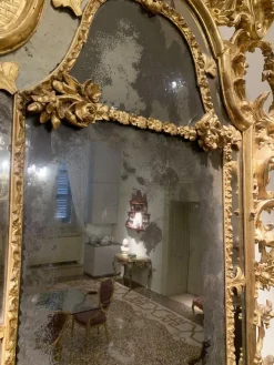Antiker Barock Spiegel aus vergoldetem Holz & geschnitztem Kamin, 1725