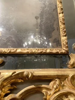 Antiker Barock Spiegel aus vergoldetem Holz & geschnitztem Kamin, 1725
