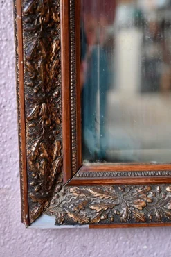 Antiker böhmischer Spiegel mit geprägtem Metallrahmen mit Eichenlaub, 1950er