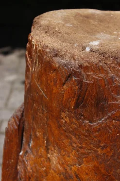 Antiker Brutalistischer Dreibein-Hackblock aus Holz, 1890er