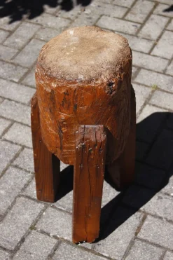 Antiker Brutalistischer Dreibein-Hackblock aus Holz, 1890er