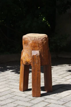 Antiker Brutalistischer Dreibein-Hackblock aus Holz, 1890er