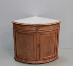 Antiker Eckschrank