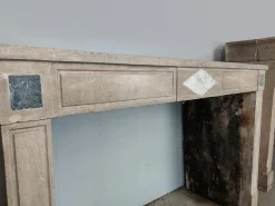 Antiker französischer burgundischer Steinkamin mit Marmorintarsien