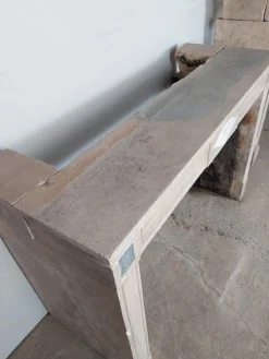 Antiker französischer burgundischer Steinkamin mit Marmorintarsien