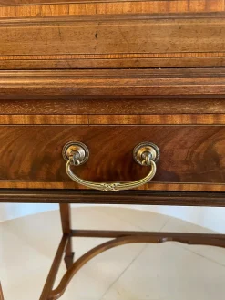 Antiker freistehender edwardianischer Schreibtisch aus Mahagoni mit Intarsien von Maple & Co. London, 1900er