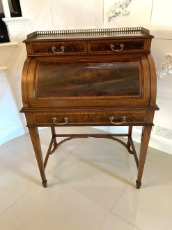 Antiker freistehender edwardianischer Schreibtisch aus Mahagoni mit Intarsien von Maple & Co. London, 1900er