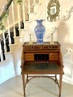 Antiker freistehender edwardianischer Schreibtisch aus Mahagoni mit Intarsien von Maple & Co. London, 1900er