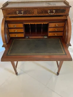 Antiker freistehender edwardianischer Schreibtisch aus Mahagoni mit Intarsien von Maple & Co. London, 1900er