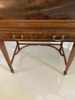 Antiker freistehender edwardianischer Schreibtisch aus Mahagoni mit Intarsien von Maple & Co. London, 1900er