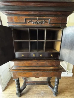 Antiker Holzschrank auf Ständer, 1700er