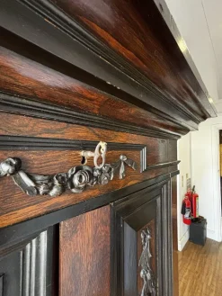 Antiker Holzschrank auf Ständer, 1700er