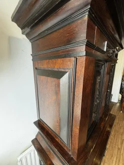 Antiker Holzschrank auf Ständer, 1700er