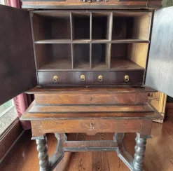 Antiker Holzschrank auf Ständer, 1700er