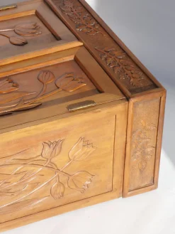 Antiker Jugendstil Schrank aus geschnitztem Holz mit floralen Details, 1920er