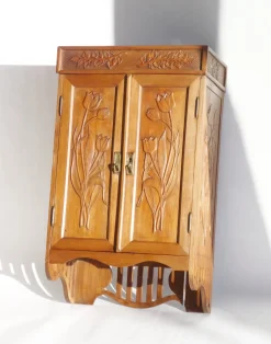 Antiker Jugendstil Schrank aus geschnitztem Holz mit floralen Details, 1920er