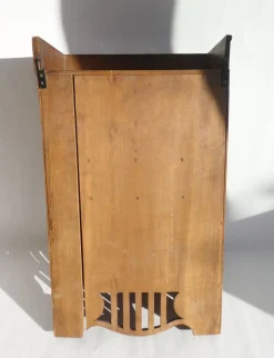 Antiker Jugendstil Schrank aus geschnitztem Holz mit floralen Details, 1920er
