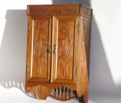 Antiker Jugendstil Schrank aus geschnitztem Holz mit floralen Details, 1920er