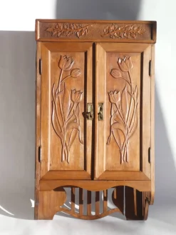 Antiker Jugendstil Schrank aus geschnitztem Holz mit floralen Details, 1920er