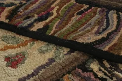 Antiker Läufer mit Haken und floraler Schatulle