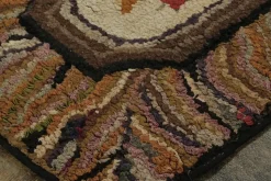 Antiker Läufer mit Haken und floraler Schatulle