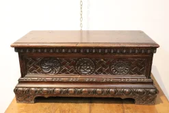 Antiker Schmuckkasten aus geschnitztem Nussholz, 1820er